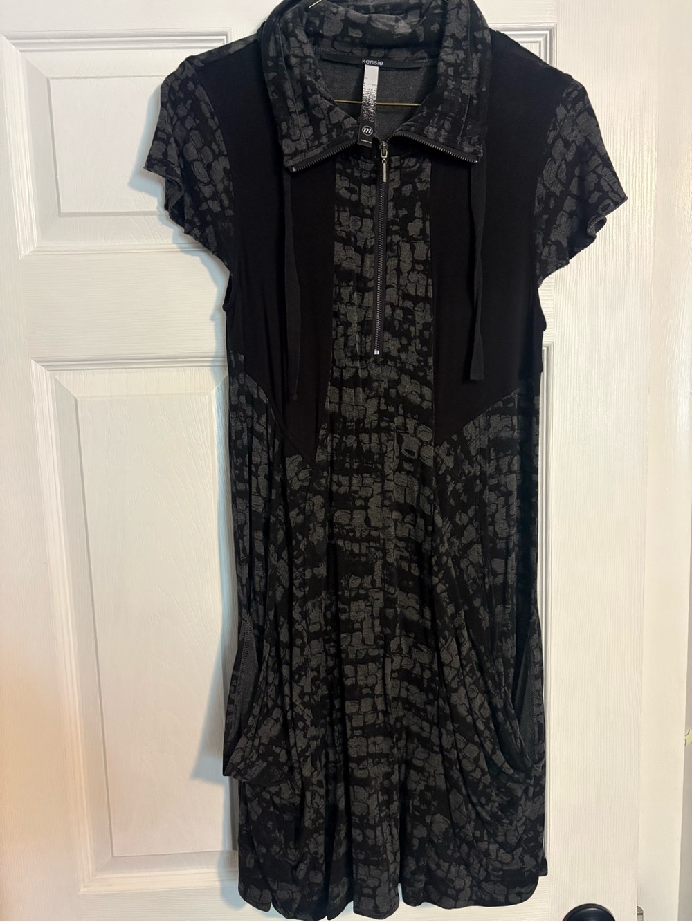 Kensie Black and Gray Patterned Midi Dress Medium